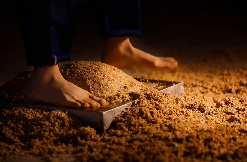 原创同样都是用脚踩为何酒让少女光脚踩曲会让酒更香