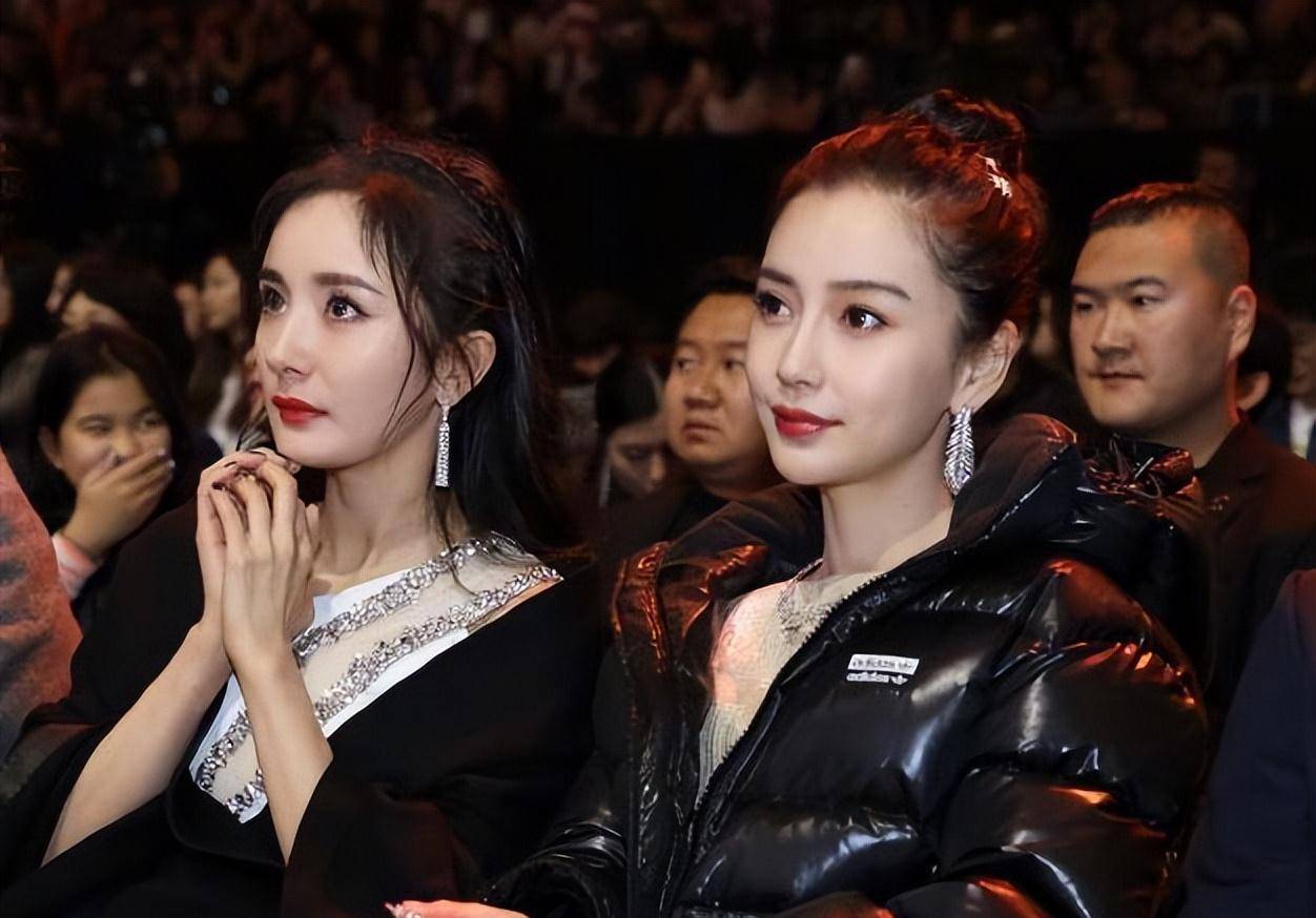 此外,女明星的同框里除开赵丽颖与刘亦菲,杨幂与杨颖也亲密相邻而坐