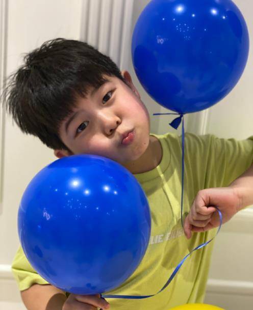 9岁安吉近照曝光耿直说沙溢演技像狗熊引发全场善意的哄笑