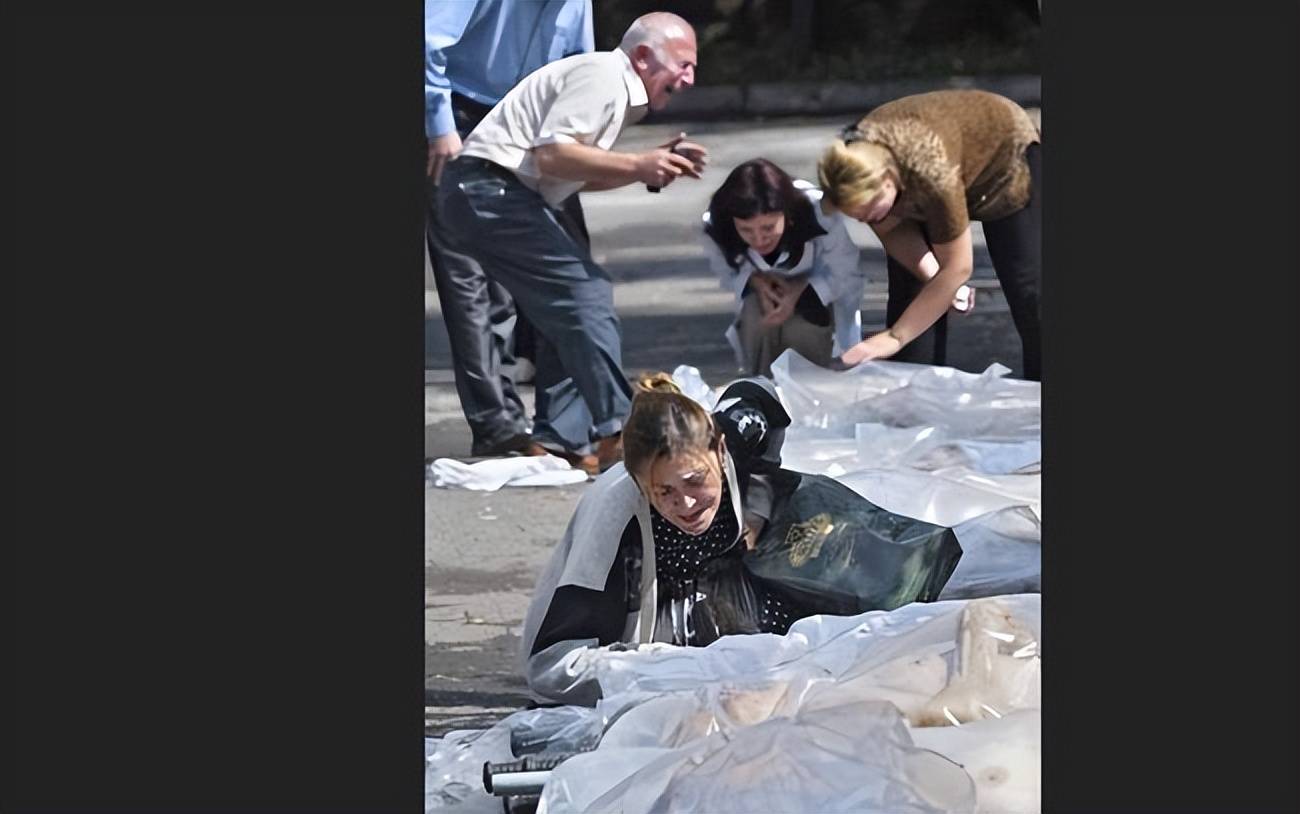 4的人质惨死,其中的大多数都是未成年人,另有958人受伤,123人落下残疾