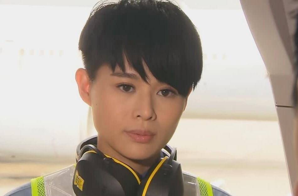 时隔十年再拍《冲上云霄》续集,胡杏儿身材消瘦,留着一头干练短发