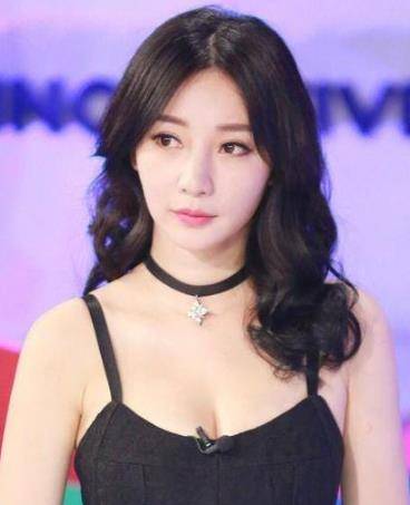 柳岩近照身材五短大衣包裹严实不见曲线曾自曝穿16厘米高跟鞋