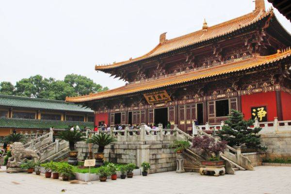 江西省内的一座寺庙，距今为止已有1600多年历史，不准穿短裤进入