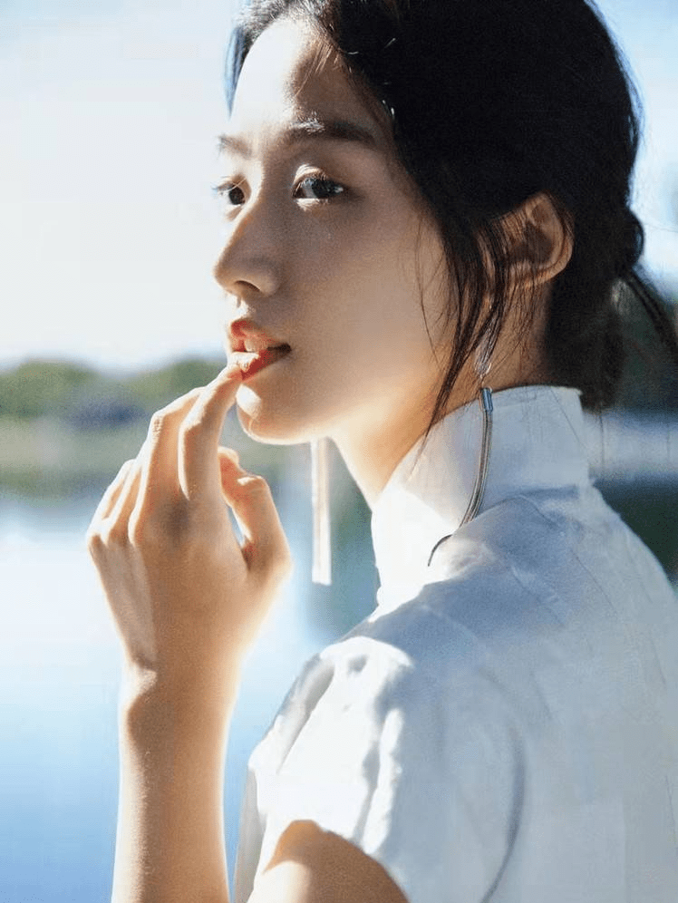 卢昱晓个人写真大片莲舟轻泛杨柳垂依