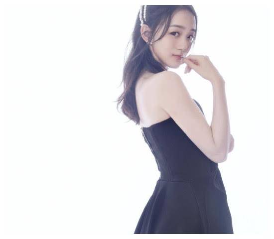 何泓姗高调现身活动,黑色晚礼服知性优雅,美丽人见人爱