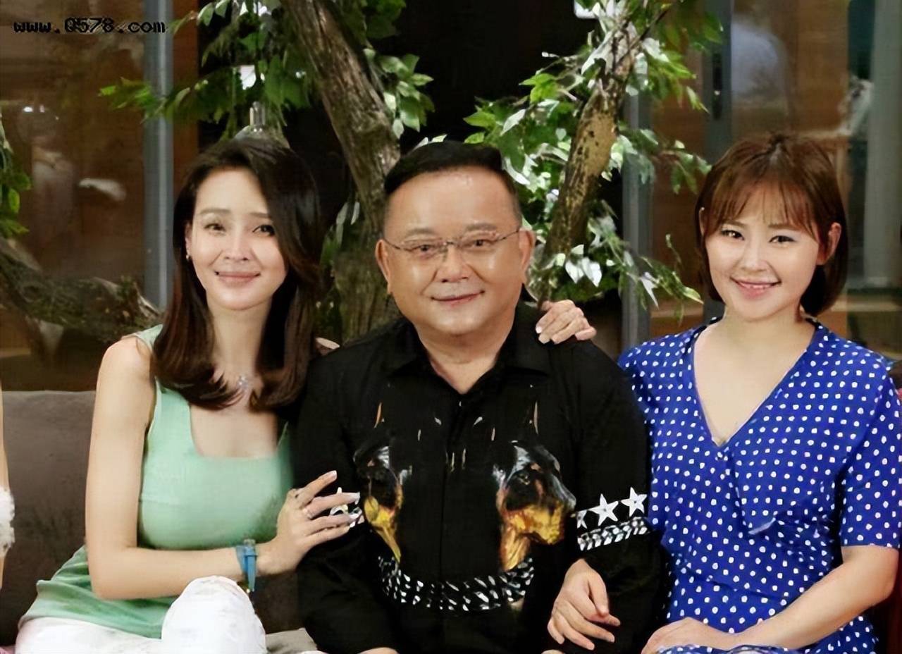 73岁王刚的三任妻子,个个貌美如花,老来得子误以为是外公?