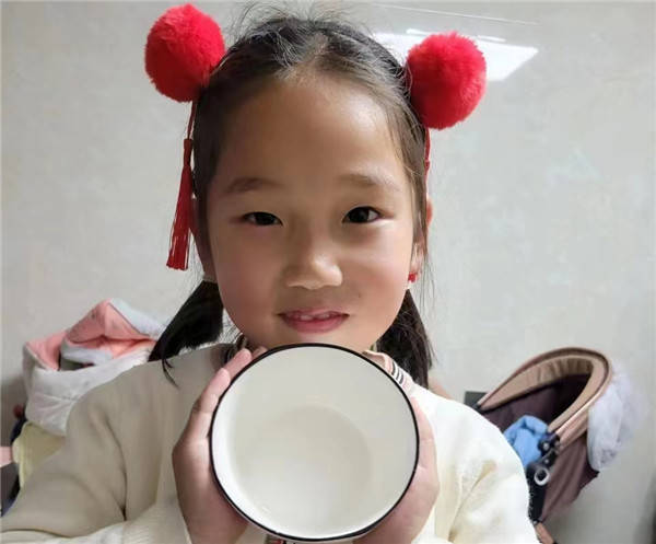 老师根据孩子的年龄特点,向小朋友介绍《世界粮食日》,让孩子明白每