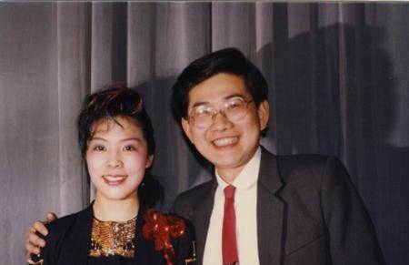 原创曹可凡近照梳二分头胖圆脸笑容可掬妻子是圈外人儿子也很胖