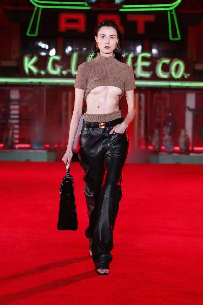 王大仁高调回归设计的衣服也太卷了