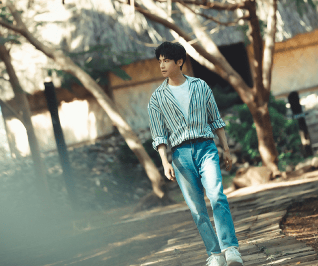 原创罗云熙穿西装仪表堂堂现实身材瘦小拍杂志难借高奢衣服