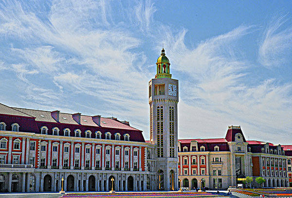 津湾广场曾经是法国的租借,和海河紧挨着,由于是有一些法国的建筑