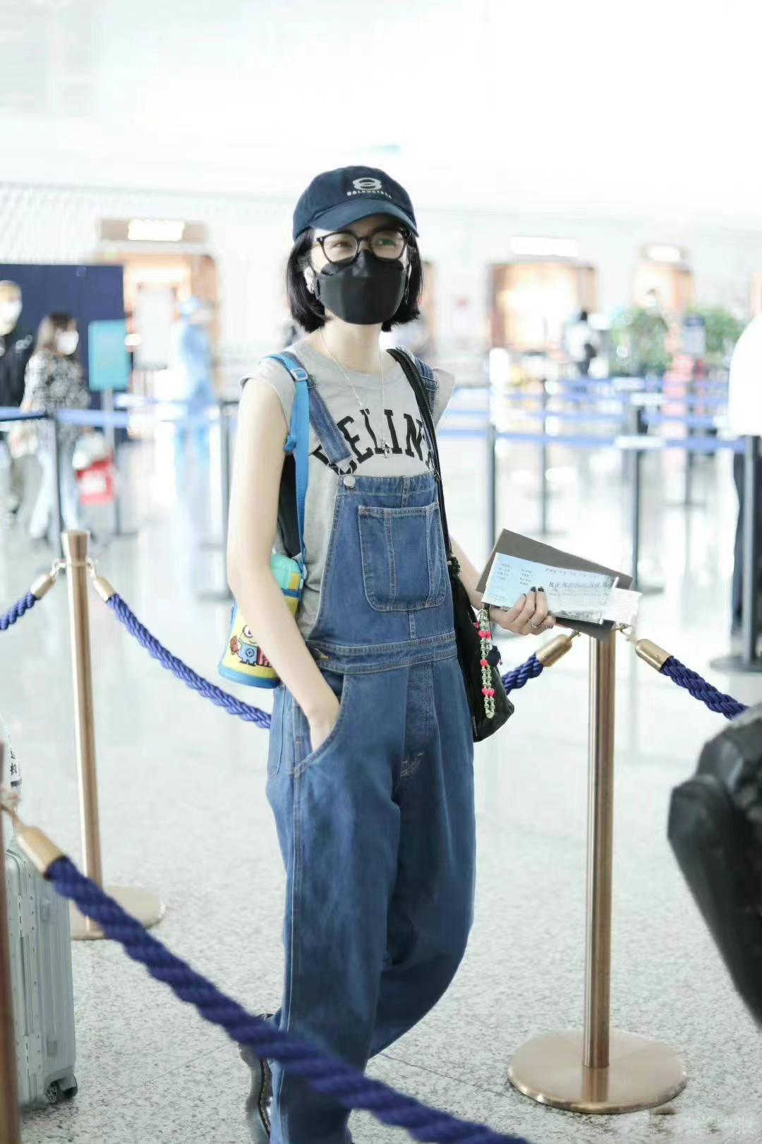 周雨彤灰色无袖背心配蓝色背带牛仔裤,清爽又减龄,少女气息满满