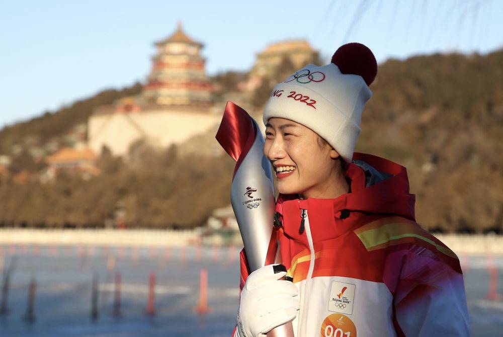 原创丁宁退役后再度现身一身黑衣挺干练登上北大讲台展现王者风采