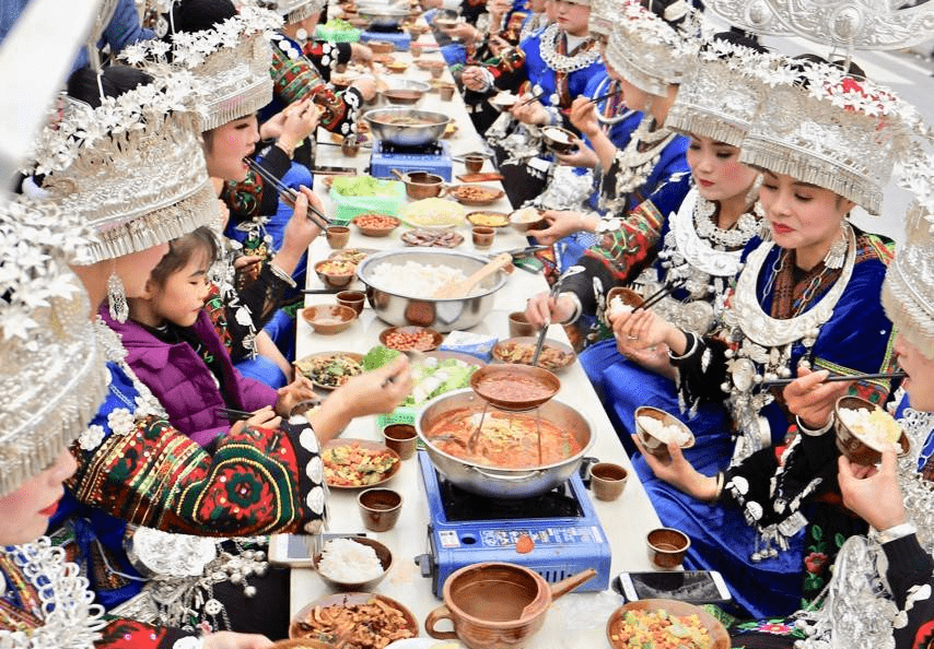 去西江苗寨过年,品当地原始长桌宴,苗族阿妹手里的酒杯千万别接