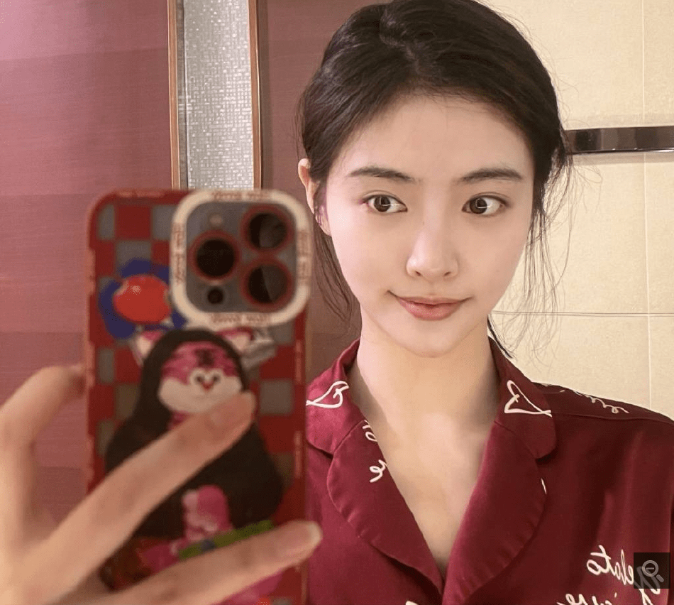 原创李佳琪闺房照曝光浴室素颜自拍风情万种能否成为第二个鞠婧祎