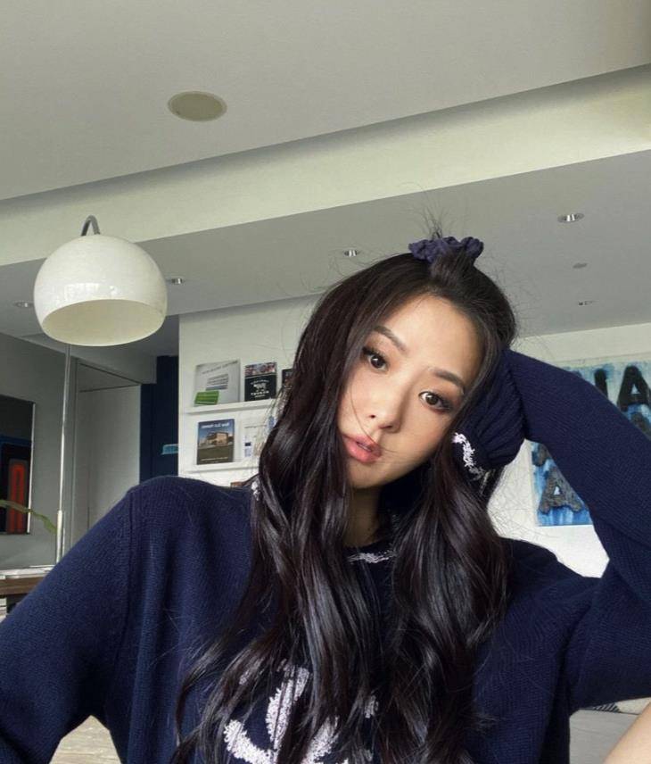 孙芸芸今年42岁,但保养得很好.她的皮肤紧绷而娇嫩.