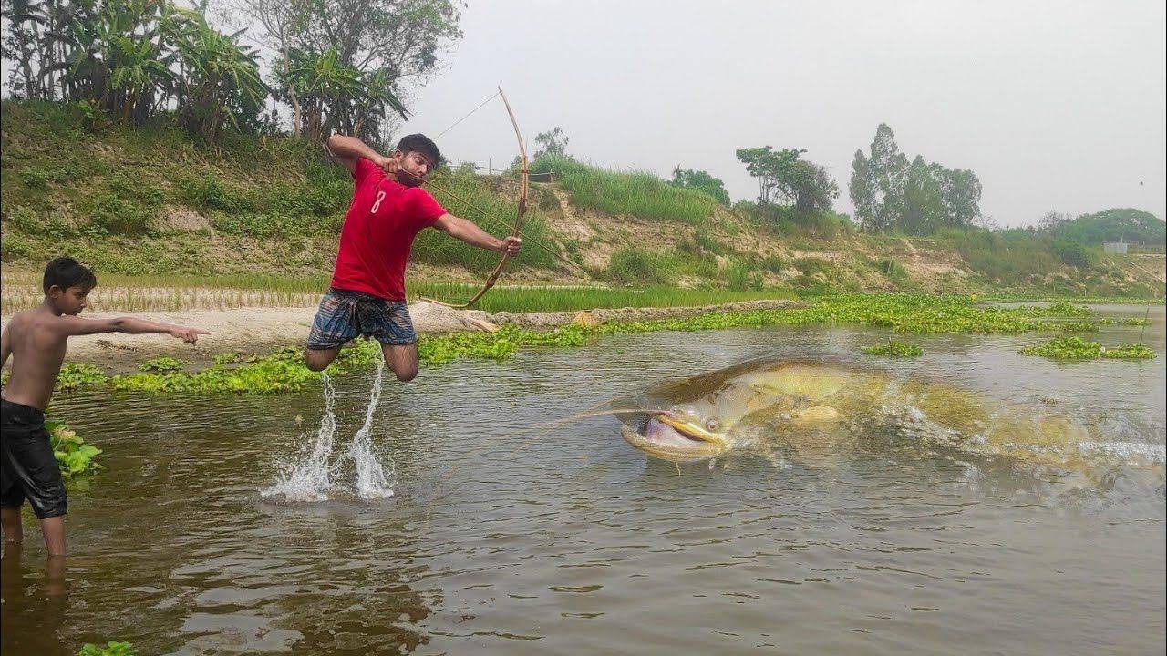国外小哥自制弓箭射鱼这技术去了国家射击队绝对拿第一名