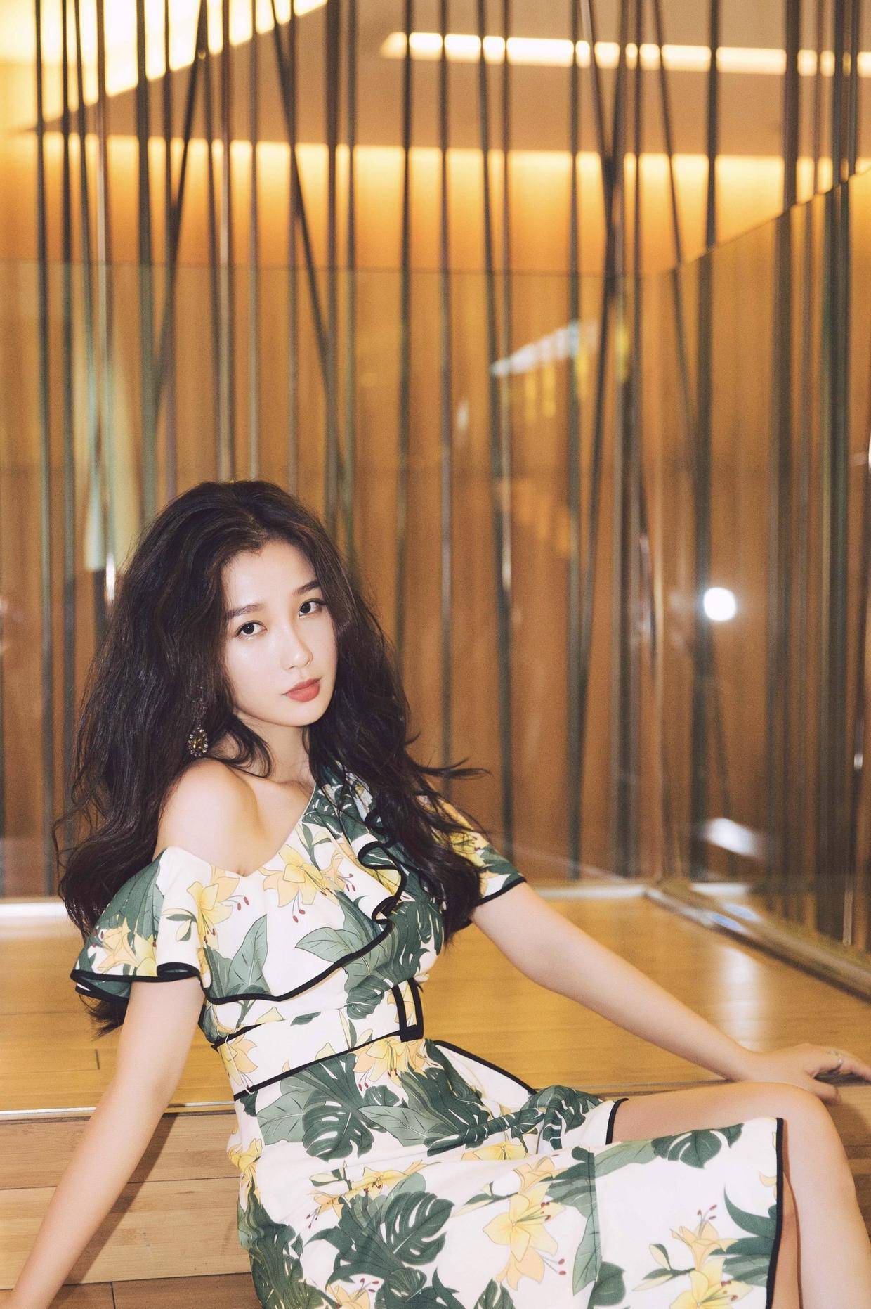 虞书欣"作"出新高度,穿泡泡袖短上衣配半身裙,既清纯又妩媚_连衣裙