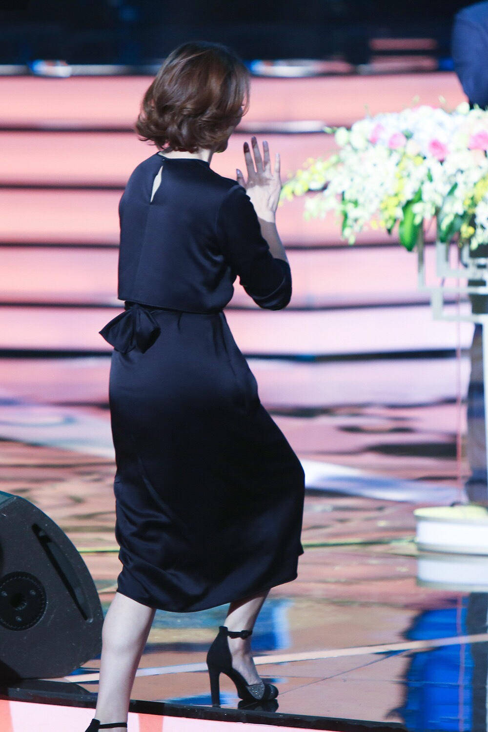 "董卿"又在穿搭上做减法,黑色连衣裙配波波头,高级感轻而易举_高跟鞋