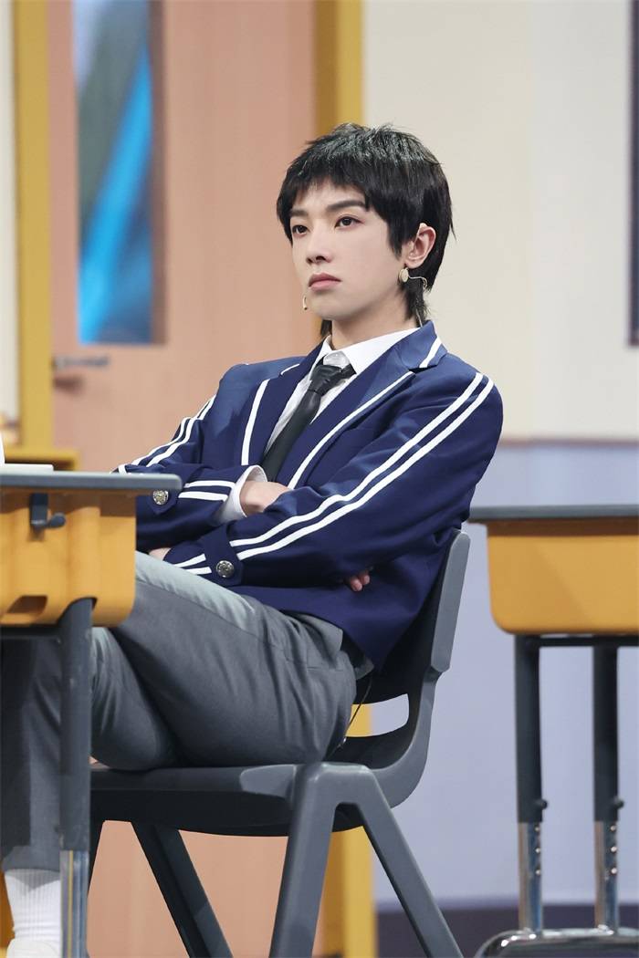 华晨宇综艺舞台再掀青春回忆杀游戏强者化身王牌卧底