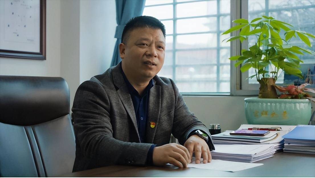 临湘龙鑫运输公司董事长金勇介绍说:"临湘市以前施行的是班线客运