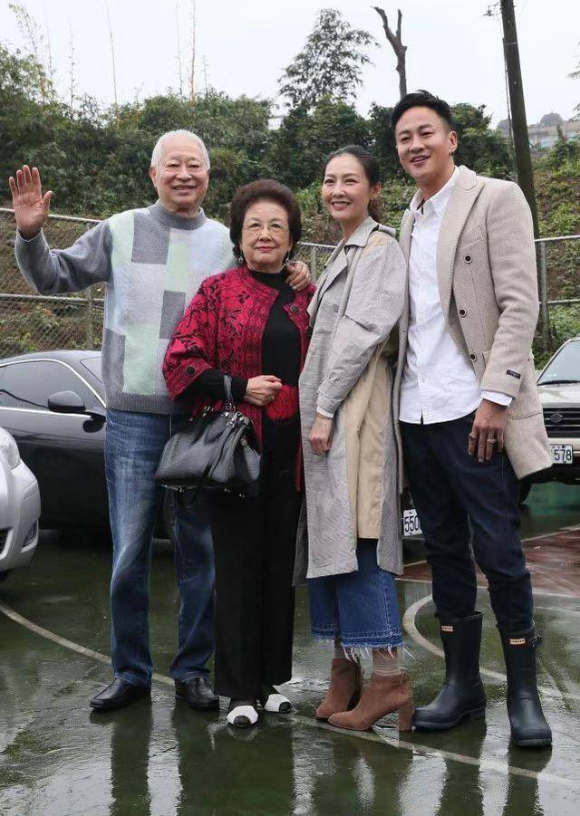 原创何润东一家四口罕同框柜姐妻子好有明星相妈妈打扮好阔气