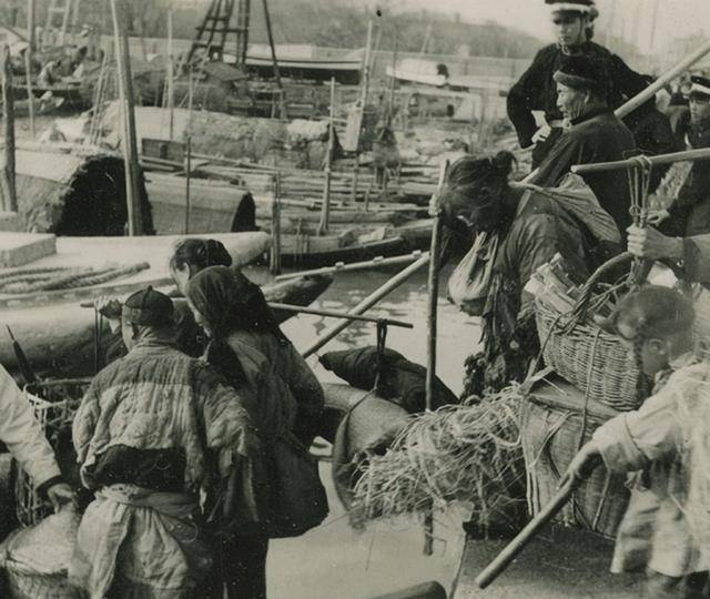 民国时期一些穷苦工人"被迫离境"的真实场景旧照,于1936年的8月之时
