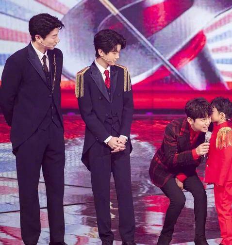 原创网友偶遇张亮儿子上学13岁个子比同学高半头近照曝光发福明显