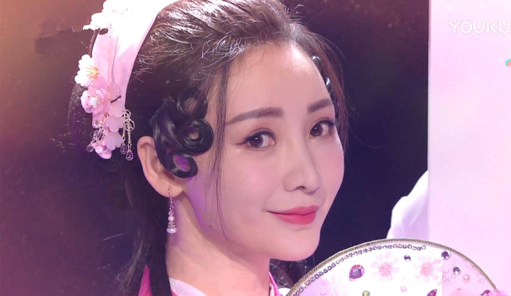 原创王牌对王牌关晓彤与柳岩同框却输给了大她17岁的时尚女神