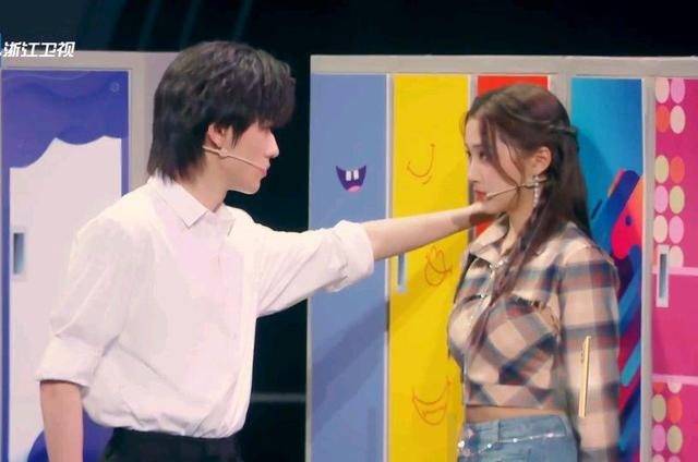 原创王牌刻意炒cp关晓彤宋亚轩屡惹争议关晓彤手上戒指藏亮点