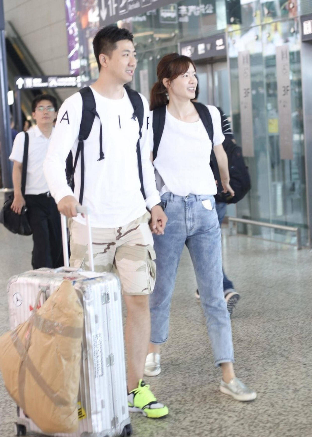 李艾与老公又秀恩爱穿白t恤配牛仔裤显身材41岁生娃也不晚