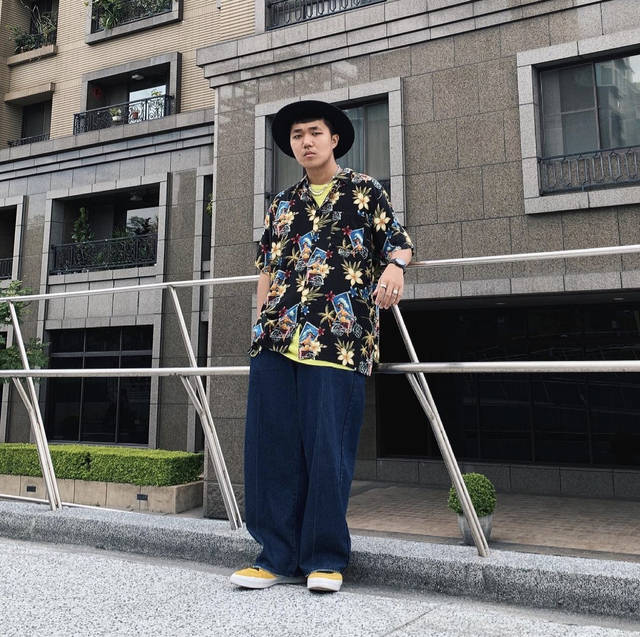 原创夏威夷衬衫的搭配时常给人一种在海边度假的休闲感