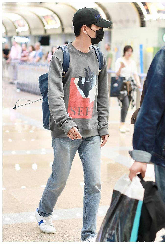 原创朱一龙穿无袖卫衣搭蓝色牛仔少年感十足面对镜头笑眼迷人