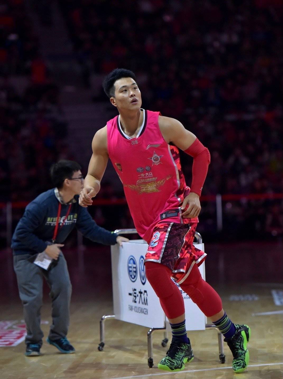 原创孟铎近况32岁篮坛名宿2岁女儿胖嘟嘟老婆1米82大美女