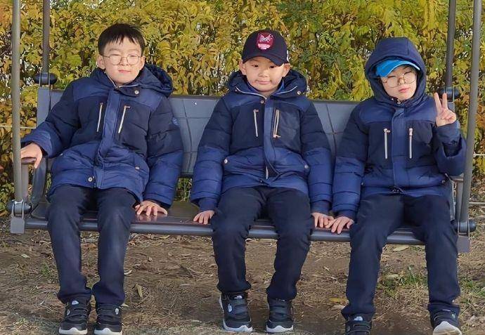 韩国三胞胎近期照片图片