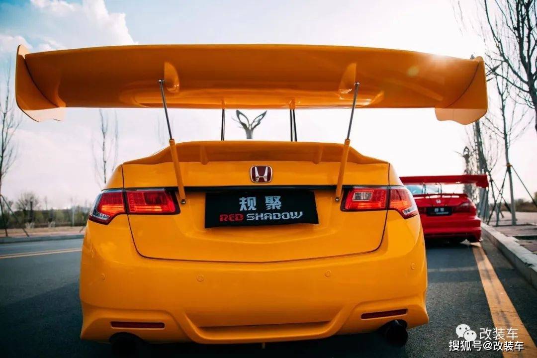 "骚黄"涂装的低趴本田思铂睿type-s,这大尾翼简称为"交警最爱"