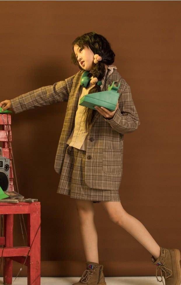 接下来我们就一起来看看张婉儿其他的一些时尚穿搭的造型吧,这次拍摄