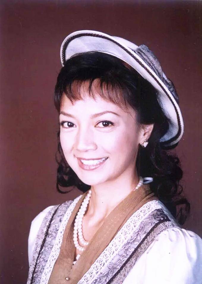 原创港姐杨婉仪近照气质优雅曾替老公还债抵押后冠却被告知不值钱