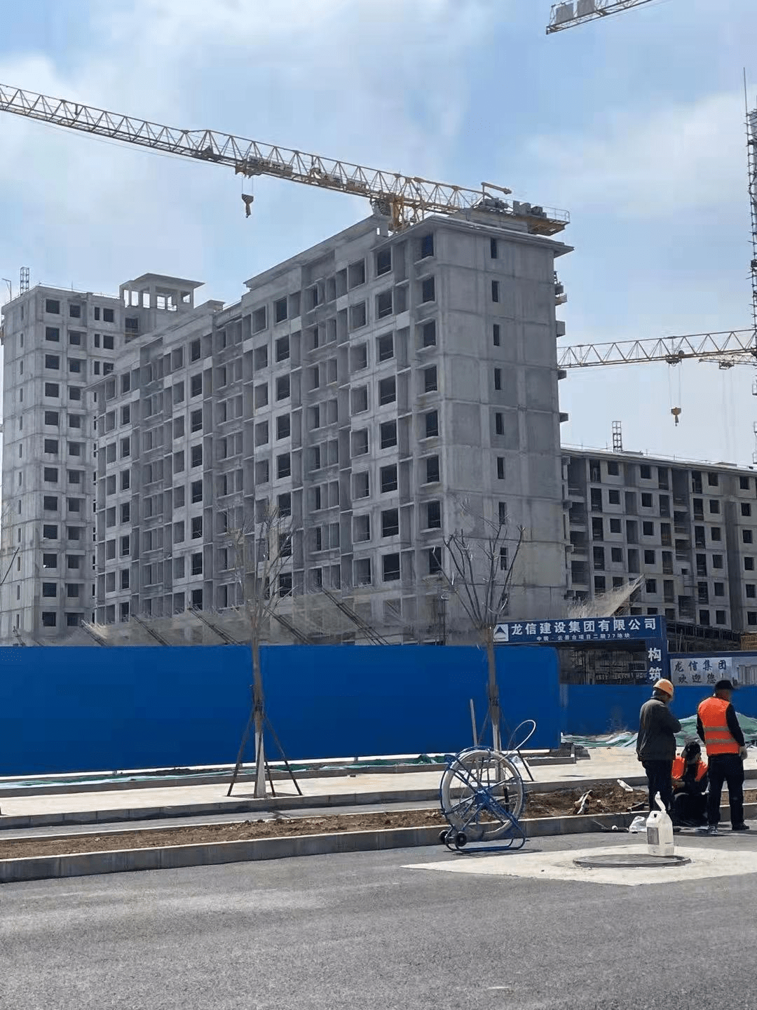 部分建筑已完成封顶中骏云景台施工进度顺利进行