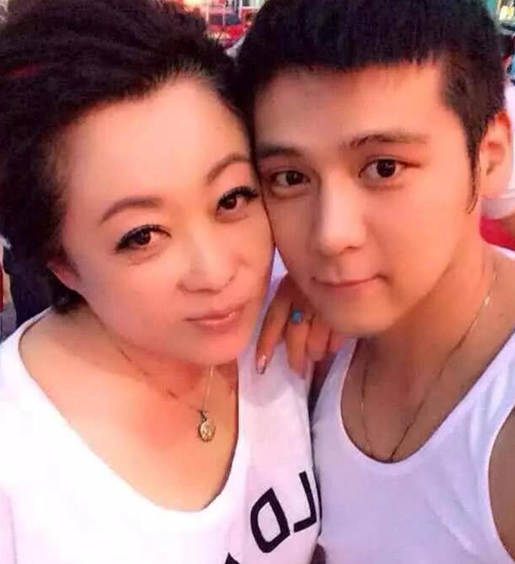 演员张海燕,58岁减肥成功,今与小28岁帅小伙相恋再次走红