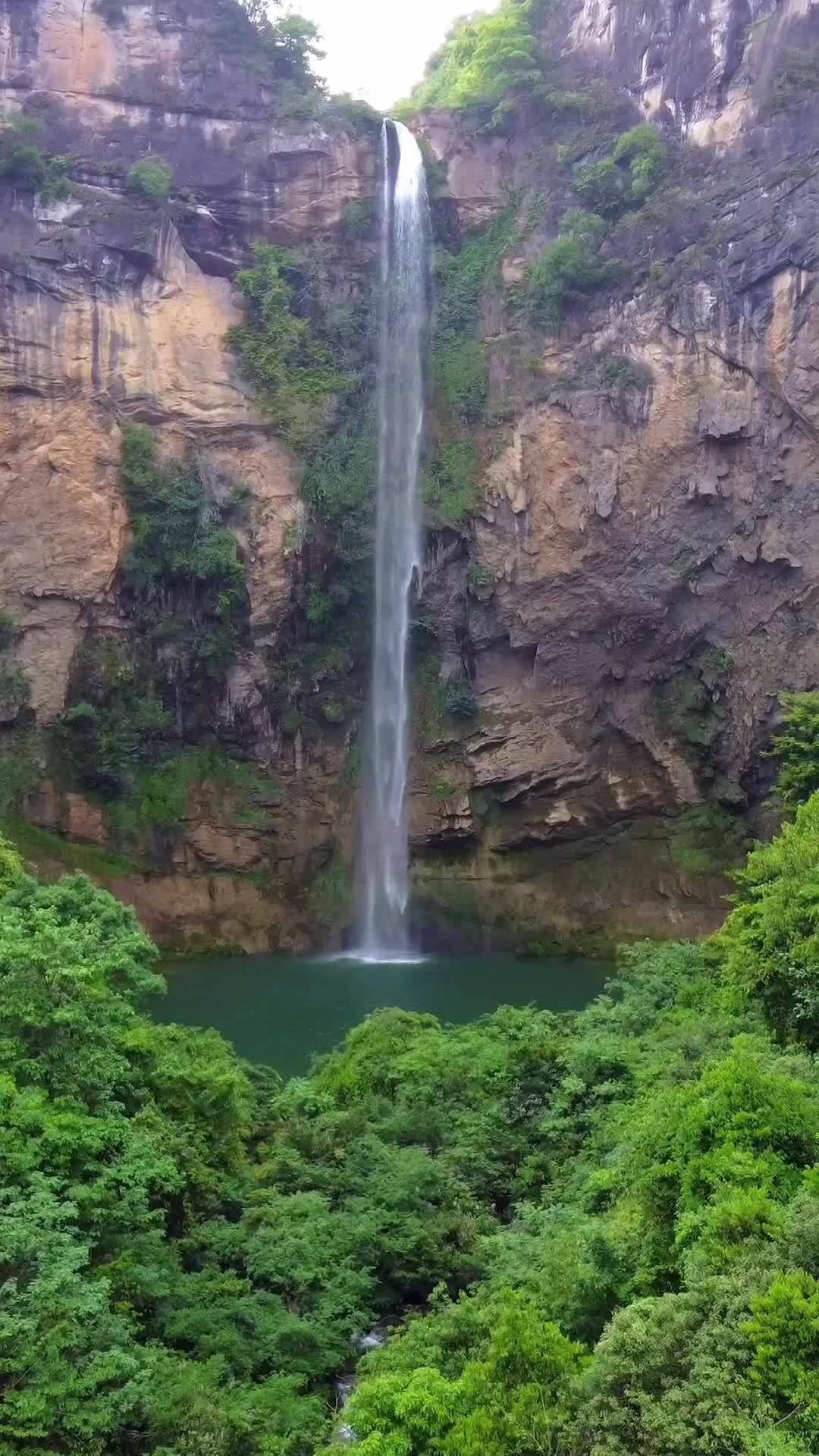 开阳滴水岩瀑布图片