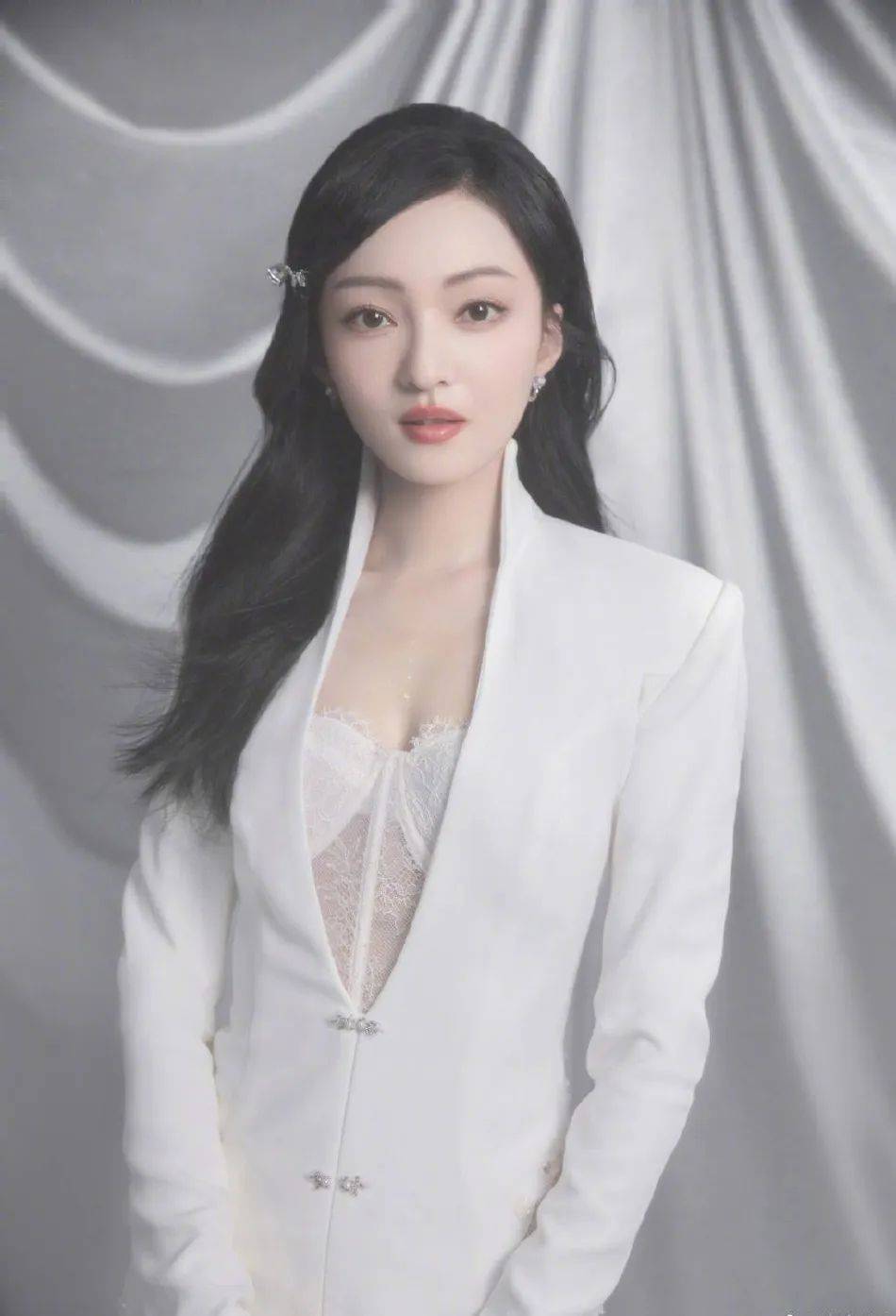 张韶涵白西装配轻纱内衣大秀事业线!雪肤玉貌性感美艳