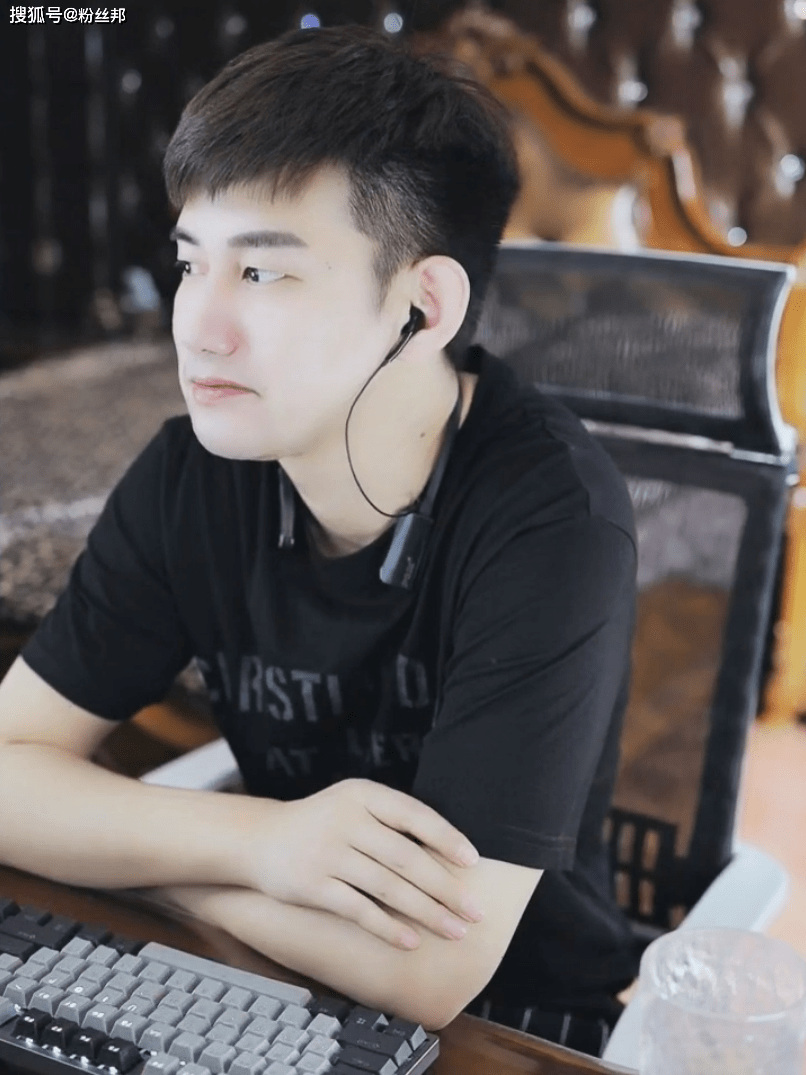 小天天我现实见过,阿哲称赞"哲妹"身材,要高价招收舞蹈女主播