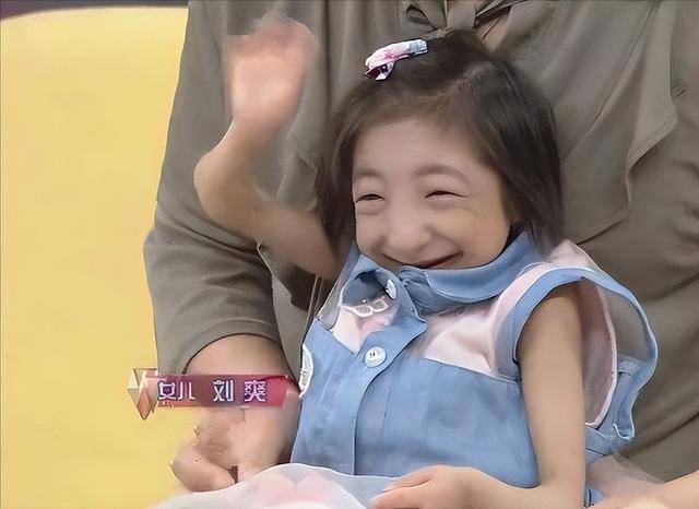 袖珍女孩刘爽19岁身高64厘米父母的坚持不懈让她活到现在