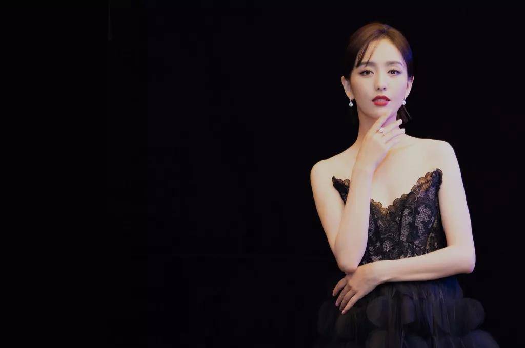 原创佟丽娅惊艳春晚隐忍坚定美丽自律陈思诚活成背后的男人