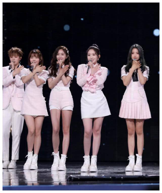 火箭少女101同框吴宣仪不是最高的却最显腿长只因太会穿