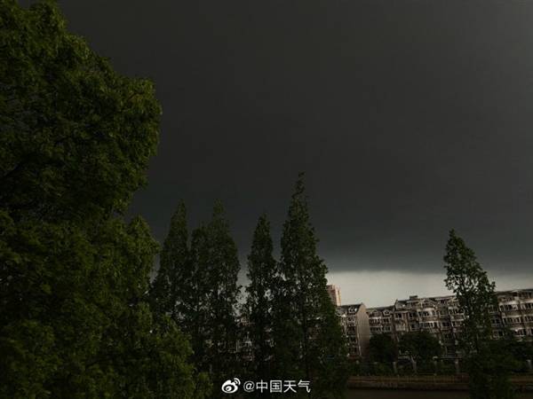 市民实拍上海暴雨:白昼如黑夜 具体是怎样的画面?!_https://www.gli.cc_短视频运营_第1张