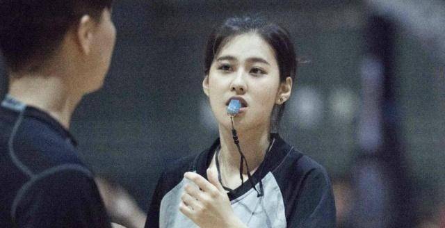 原创亓浩被誉最美篮球女裁判因姓氏读错走红24身材傲人美的冒泡