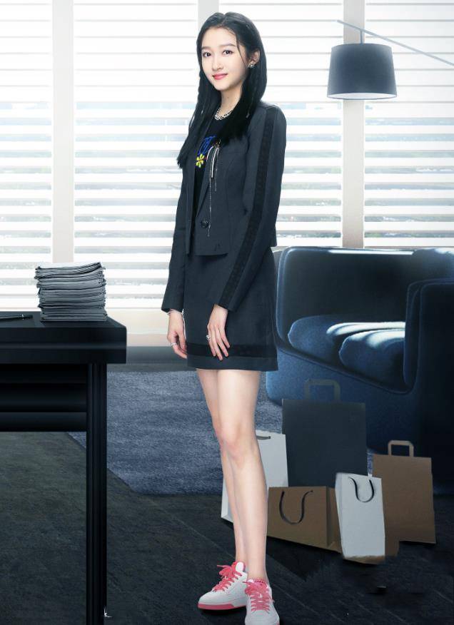 原创关晓彤玩旋转木马看清她的坐姿后不愧是京圈格格