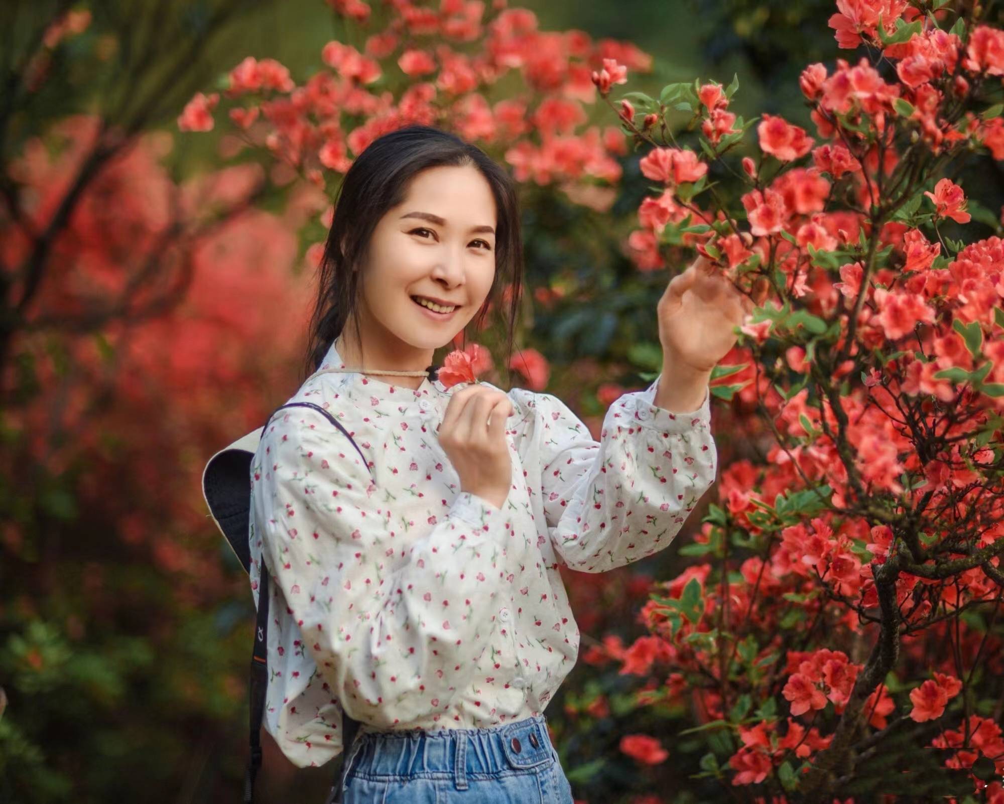 中年女性拍花海人像有技巧 学会7个要点 花海人像优雅有韵味 镜头 双手 互动